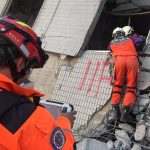 Equipes de resgate usando radar de resgate no terremoto de Taiwan