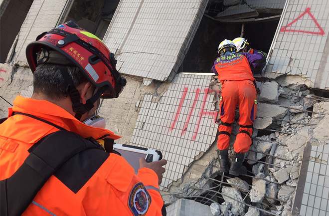 Des sauveteurs utilisant un radar de sauvetage lors du tremblement de terre à Taiwan