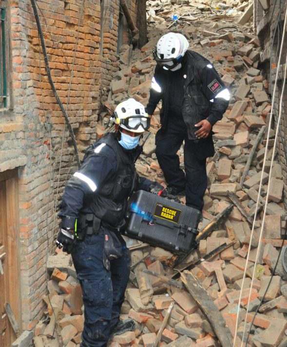 escanear en busca de víctimas y cuerpos enterrados del terremoto